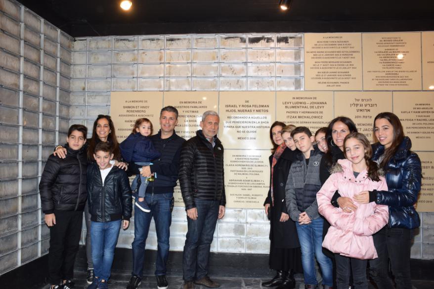 Roberto y Shirley Slimak y demás familiares de Venezuela-Miami, en la develación de placa en honor a sus padres, sobrevivientes del Holocausto en la Cueva del Recuerdo 